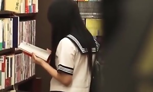weird_japan_schoolgirls_bookstor