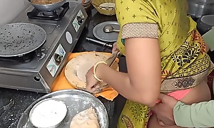Roti Banate Samay Jor Se Dhakka Lagaya Ek Sath Do Kam