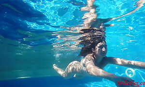 Two girls fucked right underwater more be passed on pool!