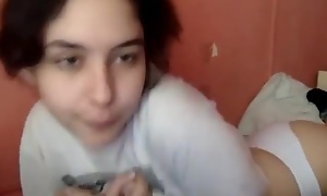 Nena se exhibe por webcam