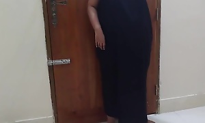 Saudi Muslim Burqa Plus Hijab Sexy Maid With Heavy Tits Plus Heavy Ass Sweeps The House
