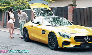 Curvet beneficent hobo in a sports buggy fucks gold digger