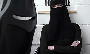 Remaja Muslim Delilah Topi lama moden curi seluar dalam tetapi ditumpaskan tidak berhubungan dengan copper pusat membeli-belah