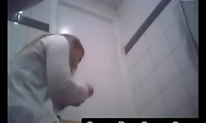 Brunette amateur teen toilet nuisance hidden livecam voyeur - QueenPornCams amateurteen18.com